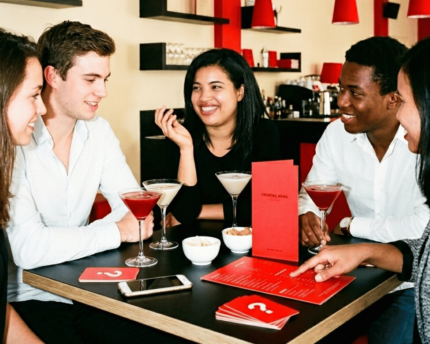 Groupe d'amis lors d'un atelier cocktails, conversation en anglais dans un bar